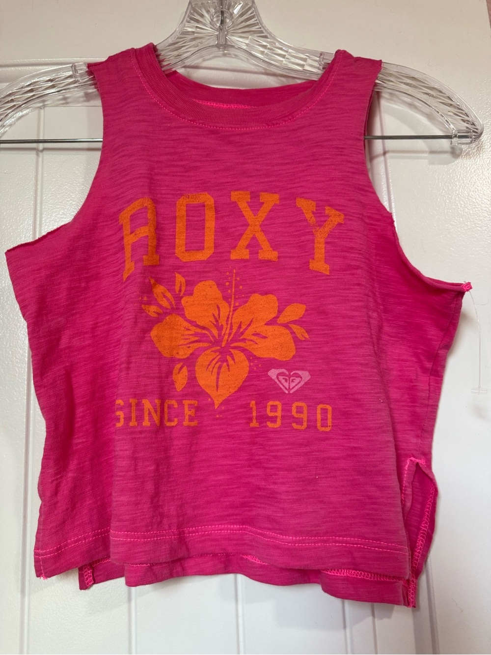 Girls Roxy Tee Shirt. Never worn. Sizes smaller. Size 8.